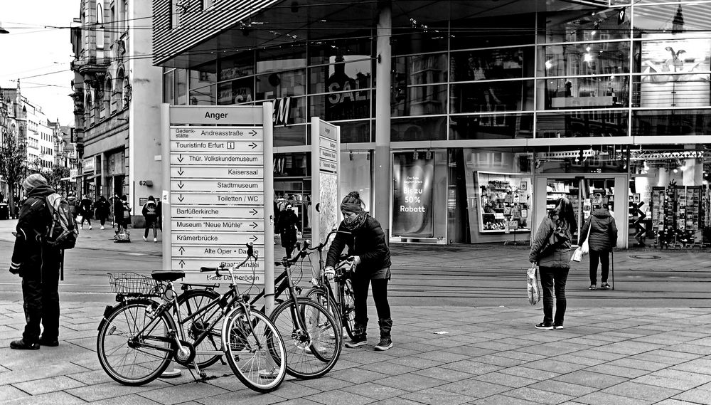 ... richtungweisender Fahrradstandplatz ...