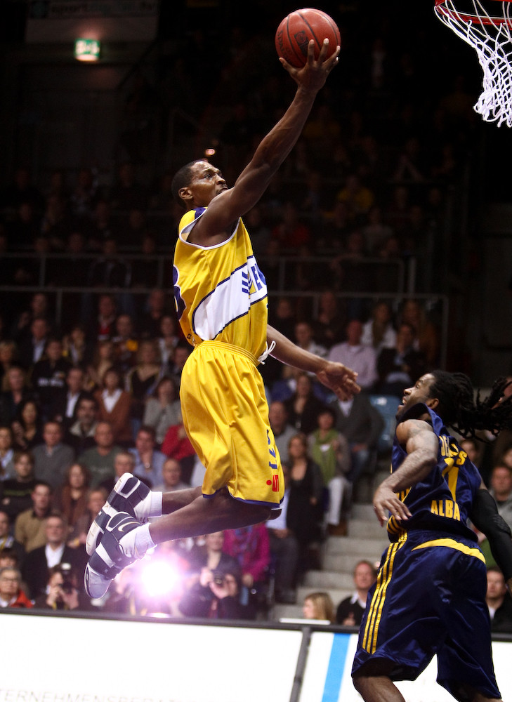 Rickey Paulding (EWE Baskets) im Anflug