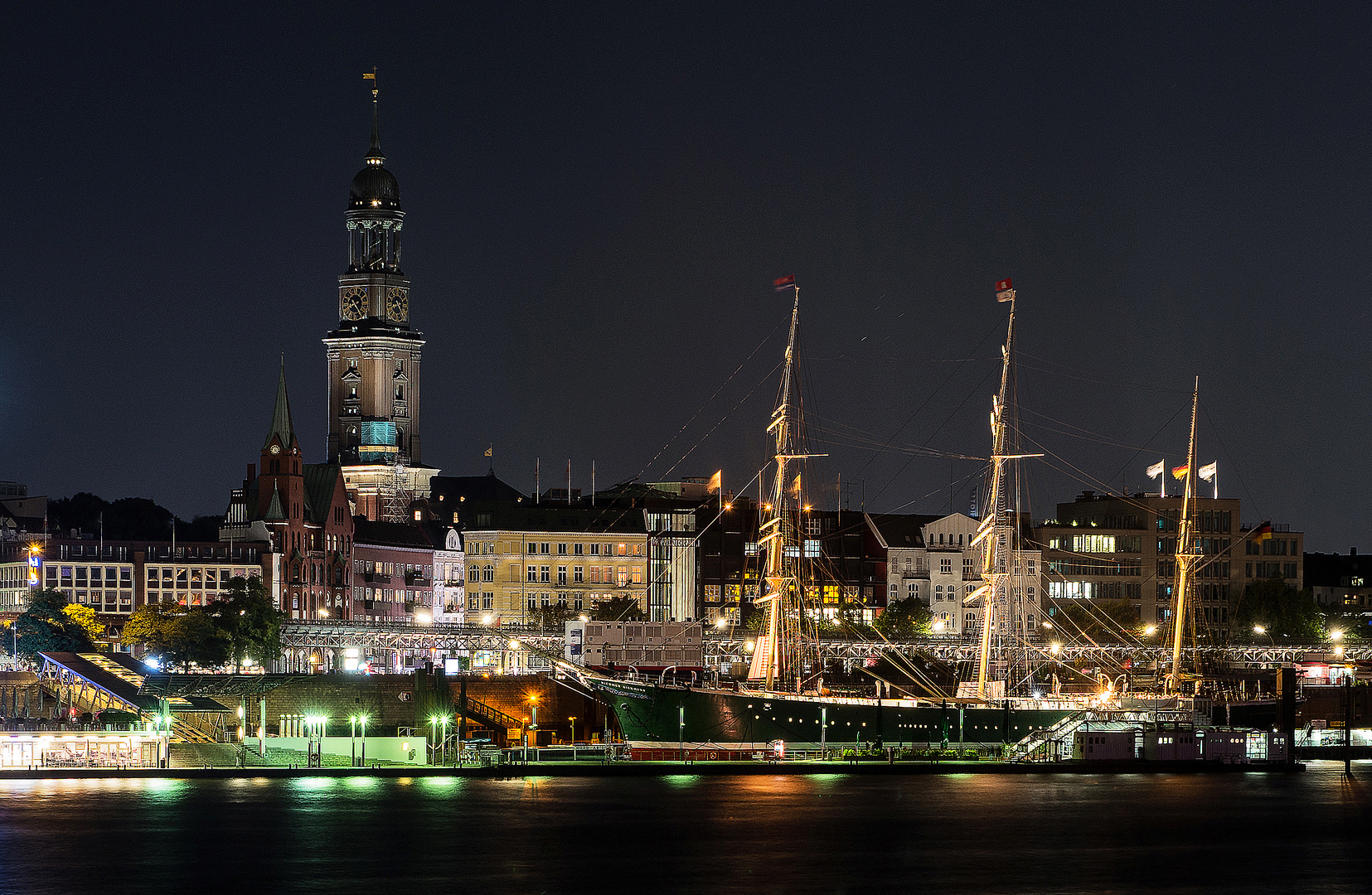 Rickmer Rickmers an den Landungsbrücken in Hamburg