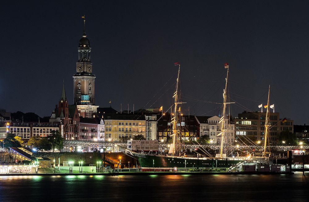 Rickmer Rickmers an den Landungsbrücken in Hamburg