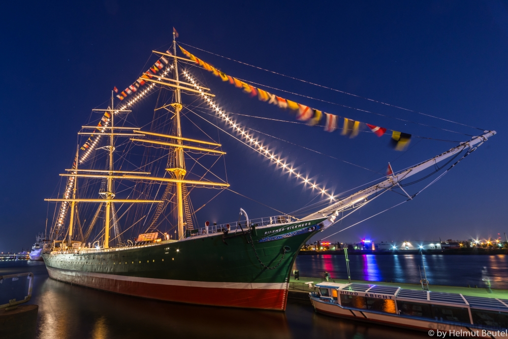 Rickmer Rickmers bei Nacht