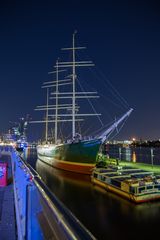 Rickmer Rickmers bei Nacht