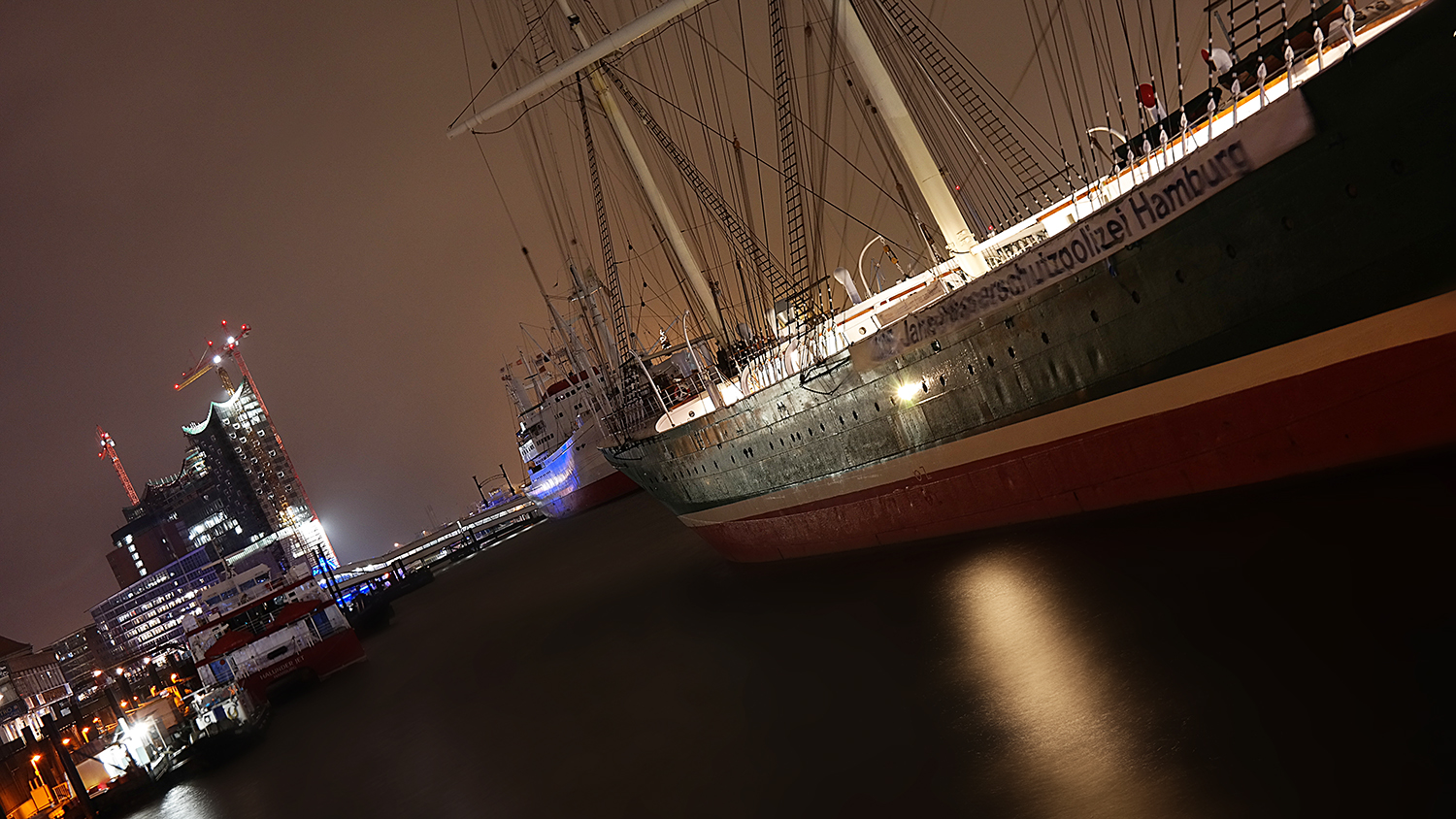 Rickmer Rickmers bei Nacht