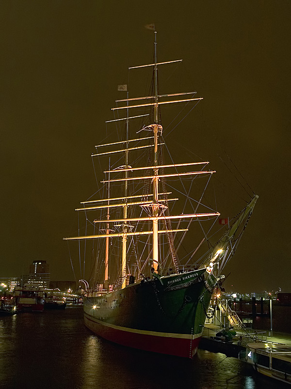 Rickmer Rickmers bei Nacht