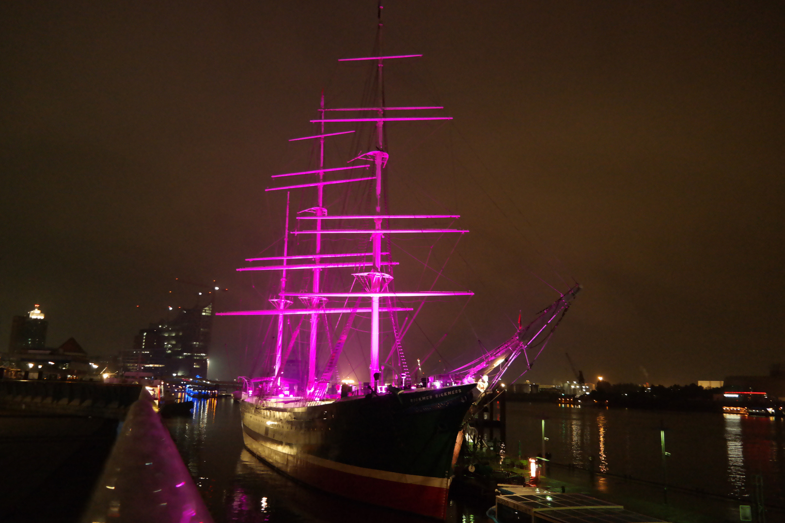 Rickmer Rickmers bei Nacht