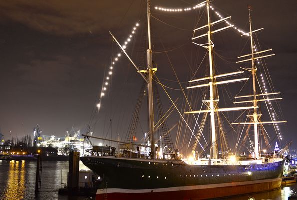 Rickmer Rickmers bei Nacht