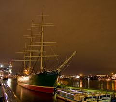 Rickmer Rickmers bei Nacht