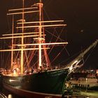 Rickmer Rickmers bei Nacht im Hamburger Hafen