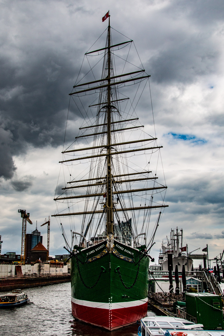 Rickmer Rickmers im Gegenlicht