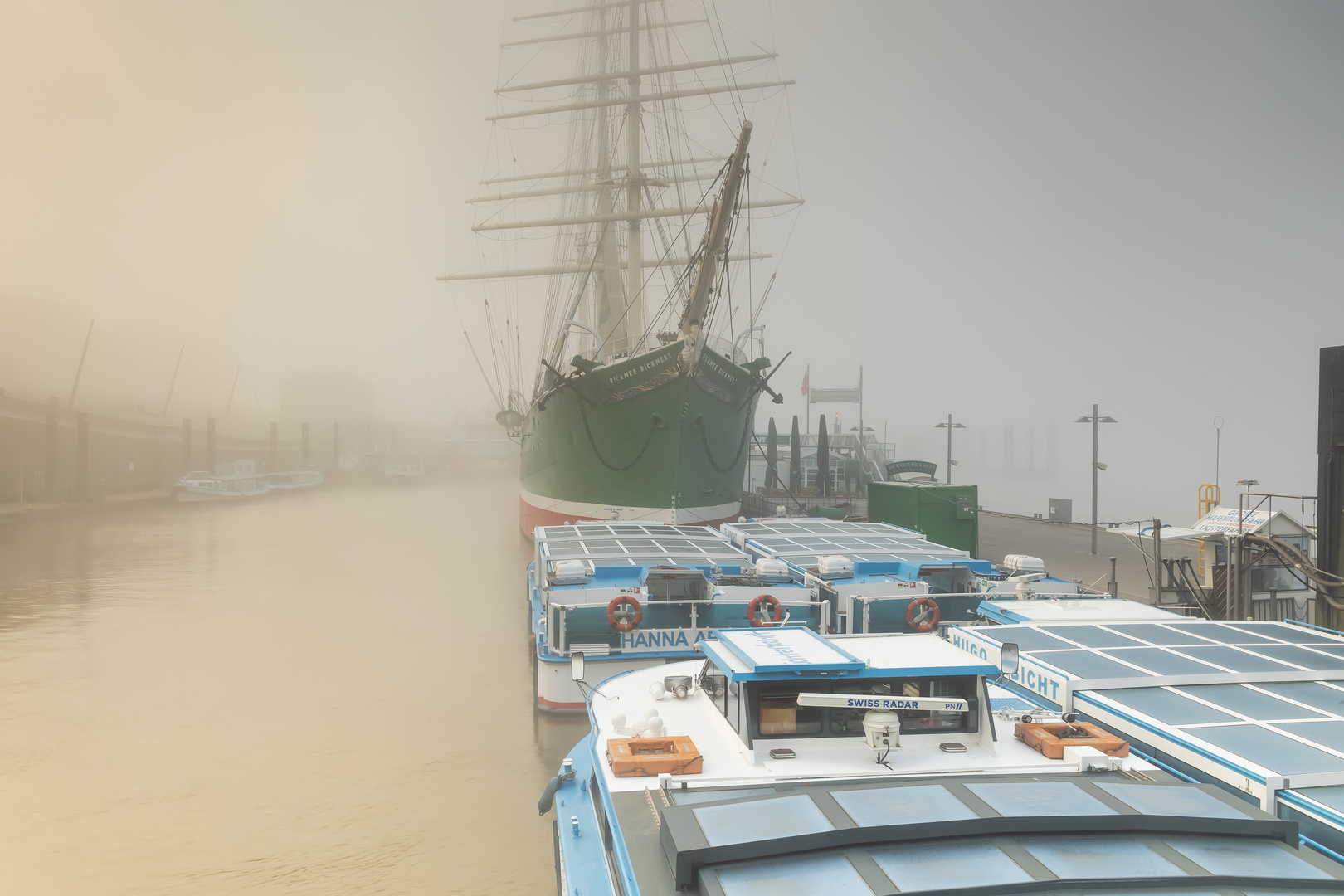 Rickmer Rickmers im Nebel ...am frühen Morgen gegen 5.30h