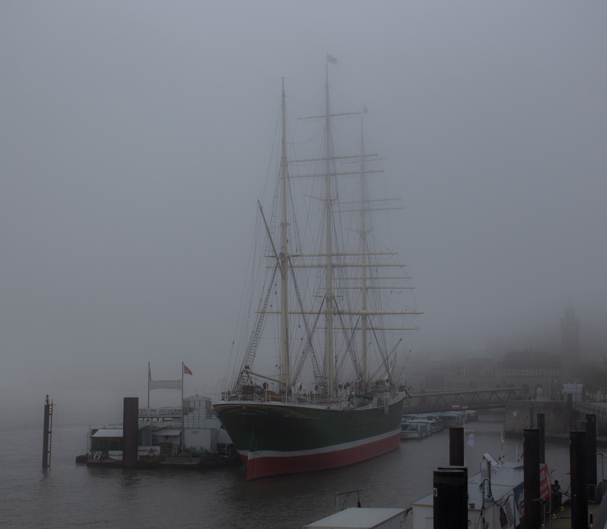 Rickmer Rickmers im Nebel