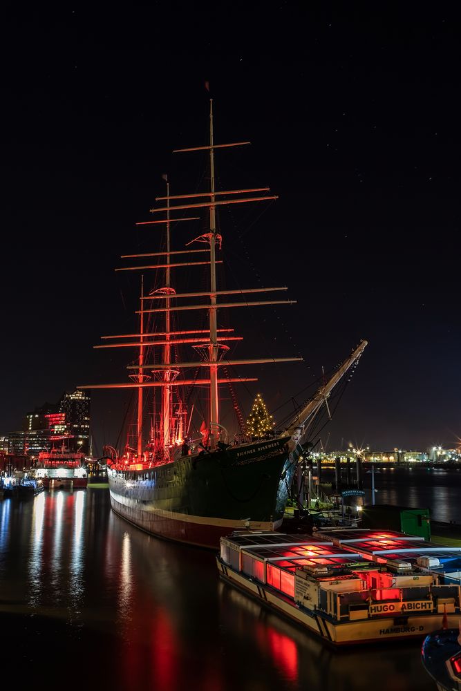 Rickmer Rickmers in Rot 