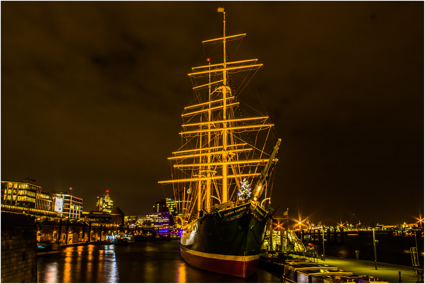 Rickmer Rickmers mit Tannenbaum am Bug .