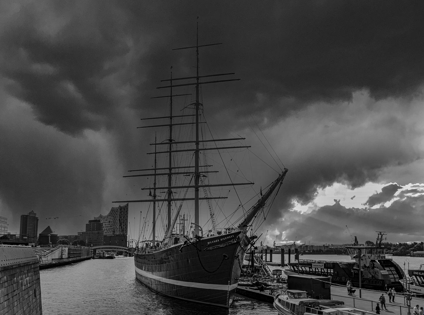 Rickmer Rickmers unter dramatischem Himmel