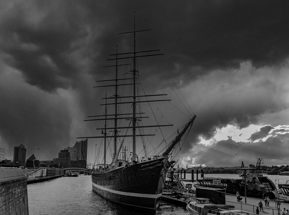 Rickmer Rickmers unter dramatischem Himmel