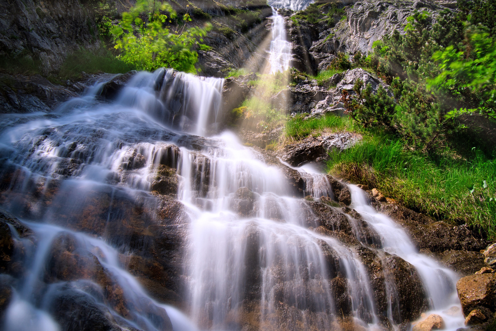 Riedinger Wasserfälle mit Sonneneinstrahlung 