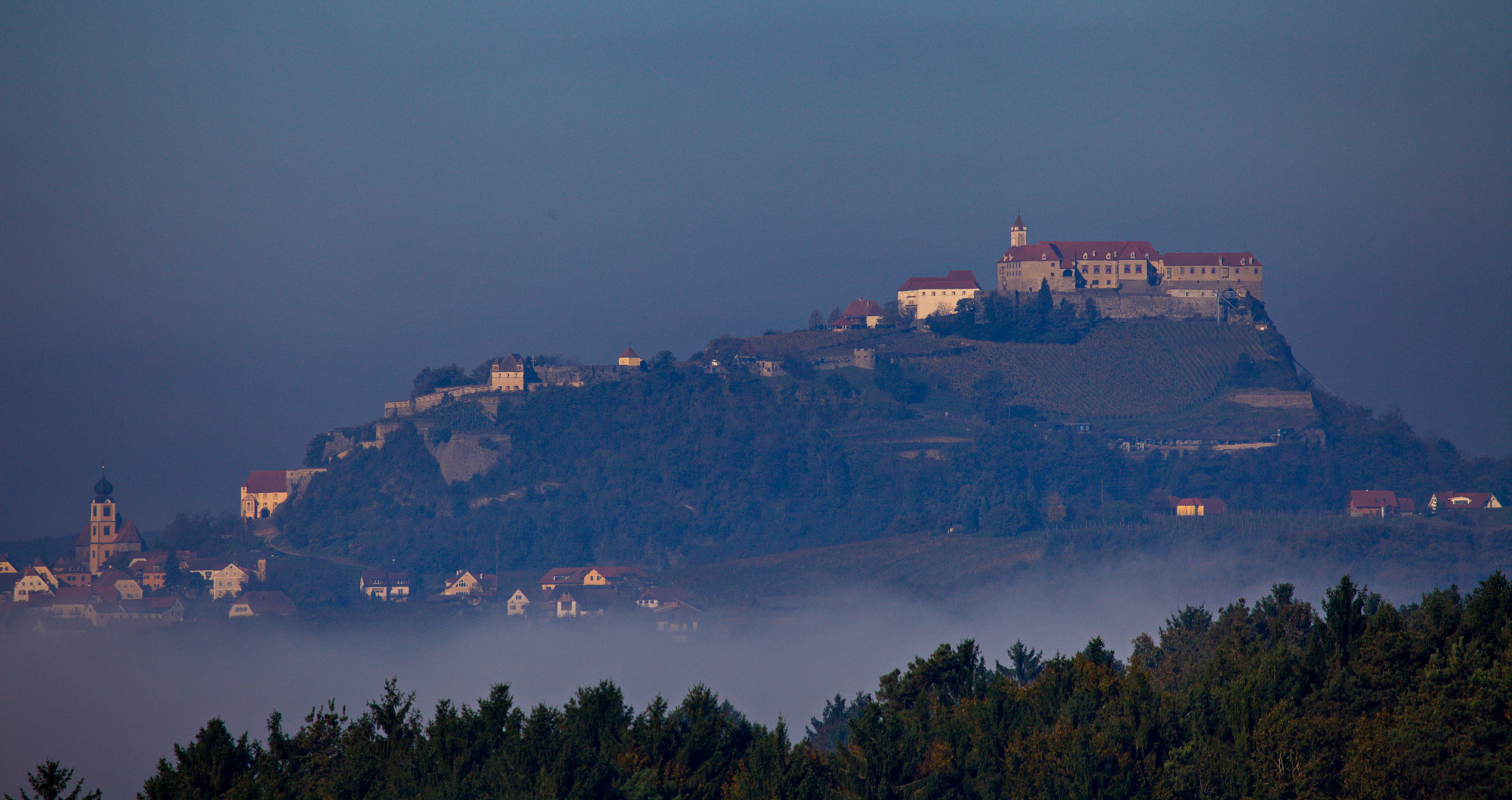 Riegersburg im Herbstfrühnebel