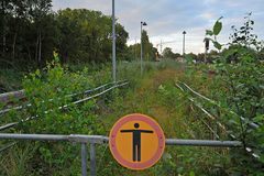 Rien ne va plus - Verwildertes Ende eines Bahnsteigs am Bf Sande (Kr. Friesland)