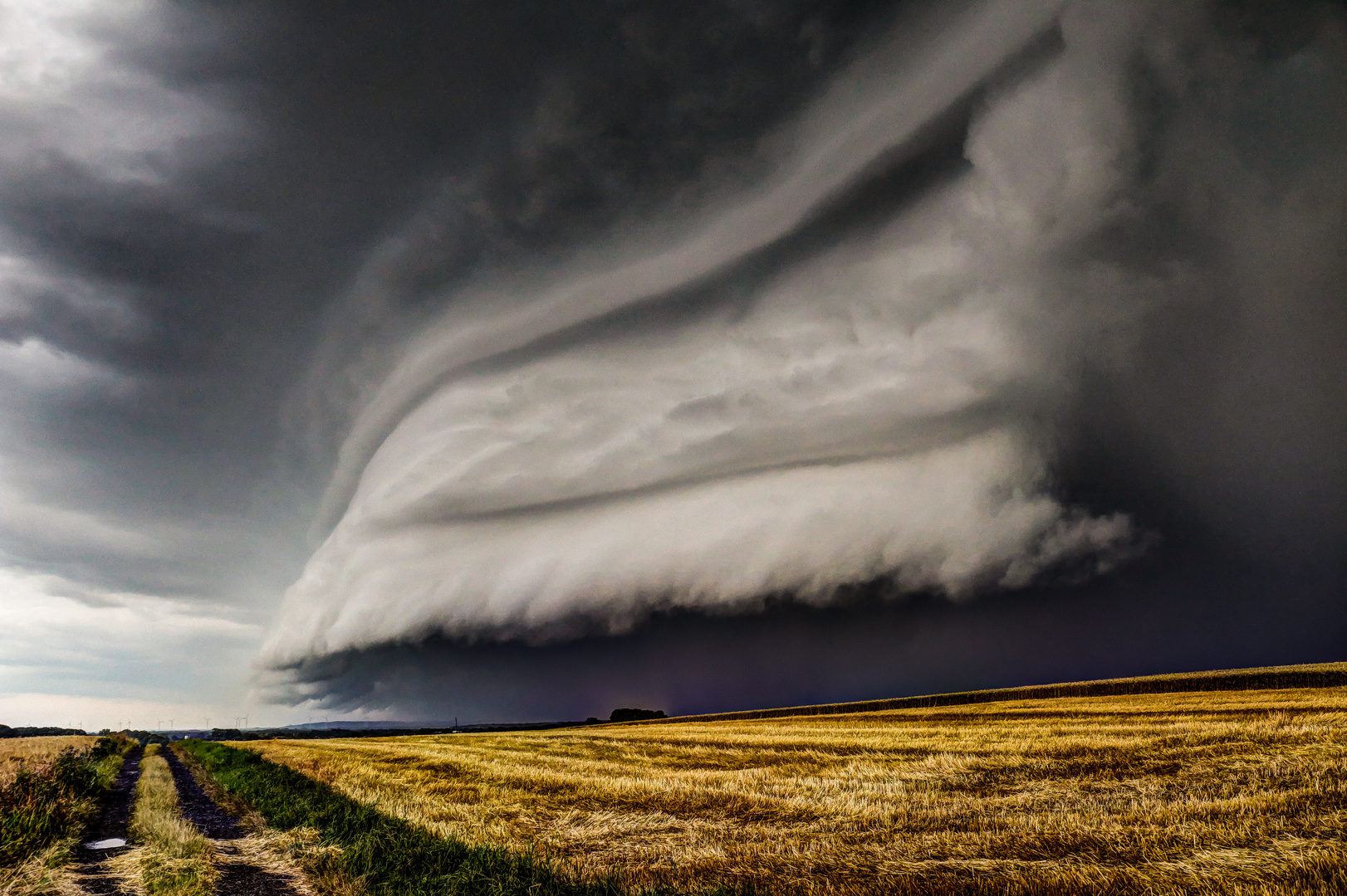 Riesen Shelfcloud über Rheine