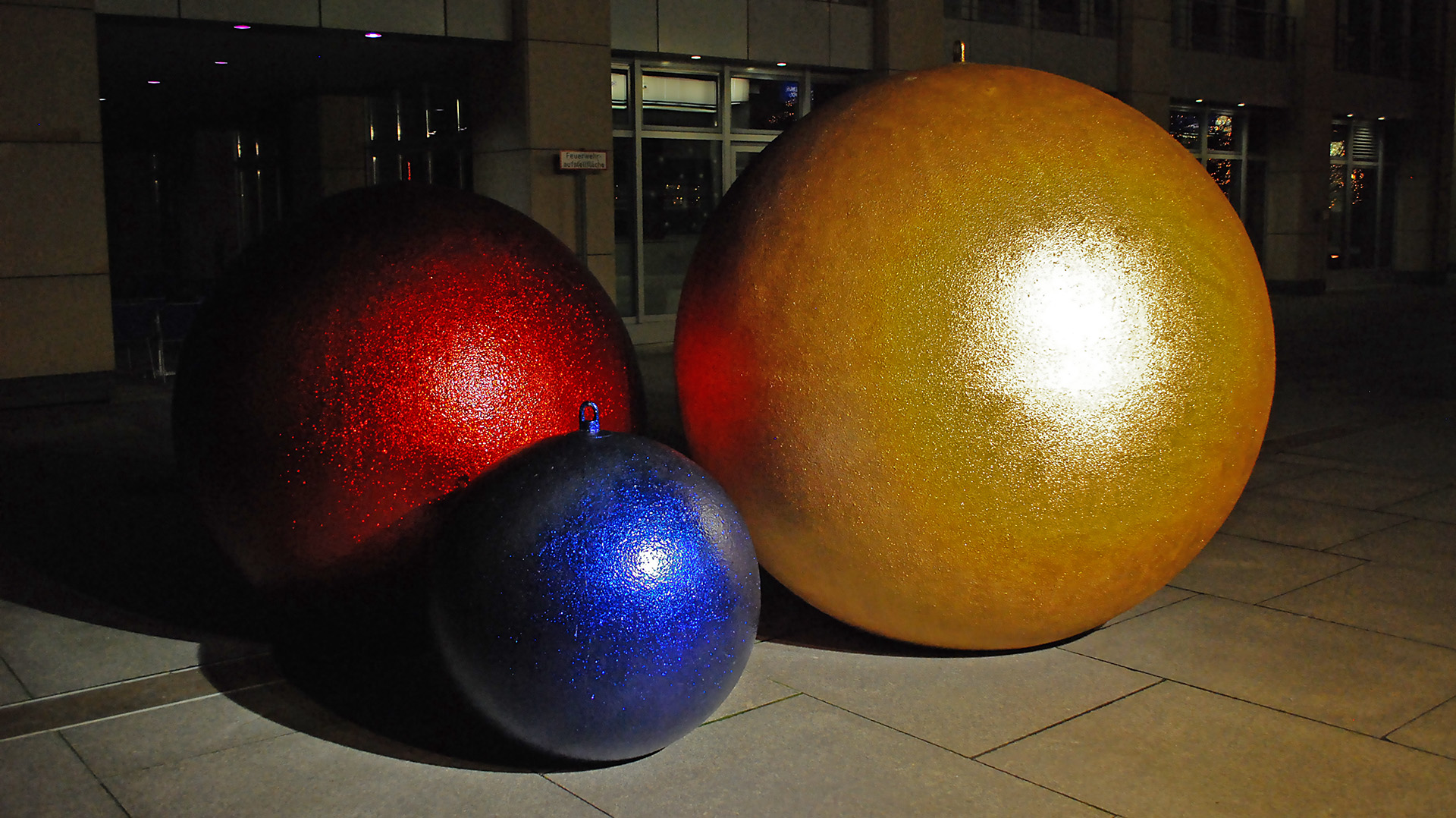 Riesen-Weihnachtskugeln für Riesentannenbäume :-)