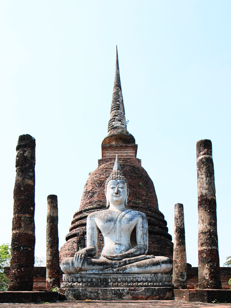 Riesenbuddha vor Chedi