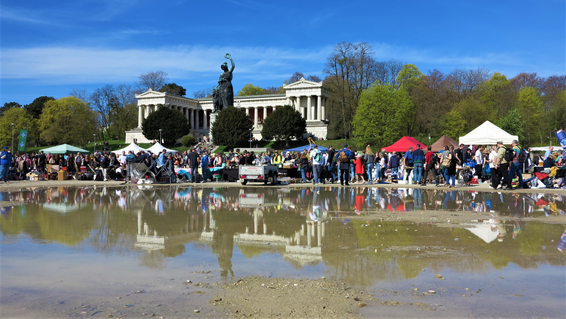 Riesenflohmarkt zu Fuße der Bavaria