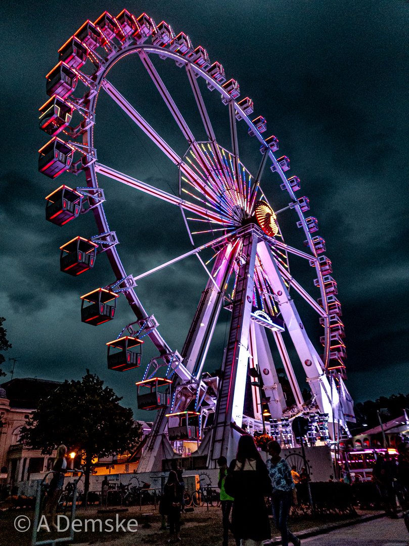 RIESENRAD AM ABEND 