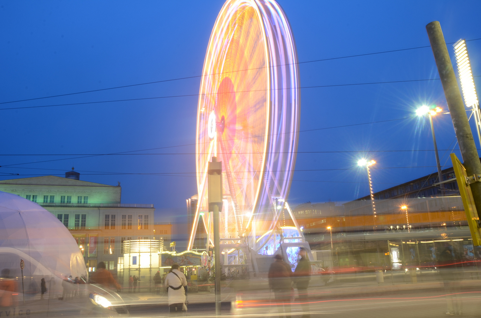 Riesenrad am Augustusplatz Leipzig mit vorbeifahrender Tram