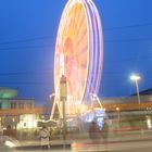 Riesenrad am Augustusplatz Leipzig mit vorbeifahrender Tram