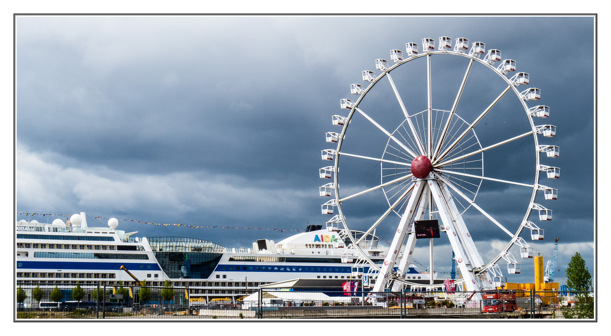 Riesenrad am Cruise Center ...