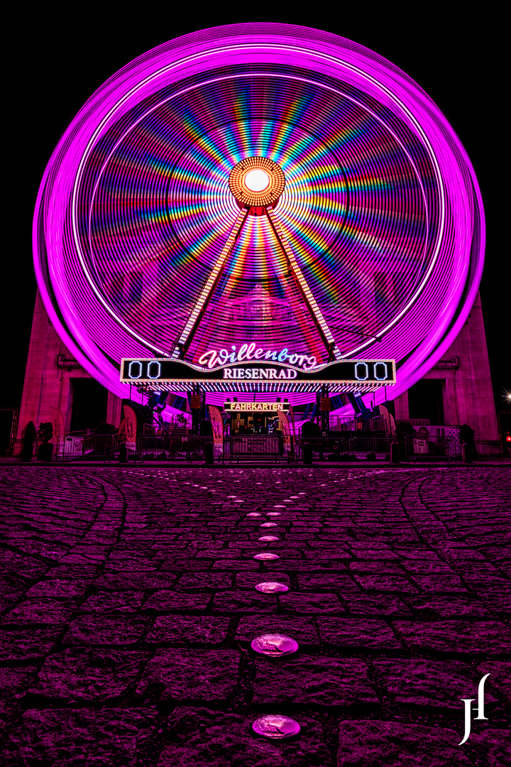 Riesenrad am Königsplatz in München