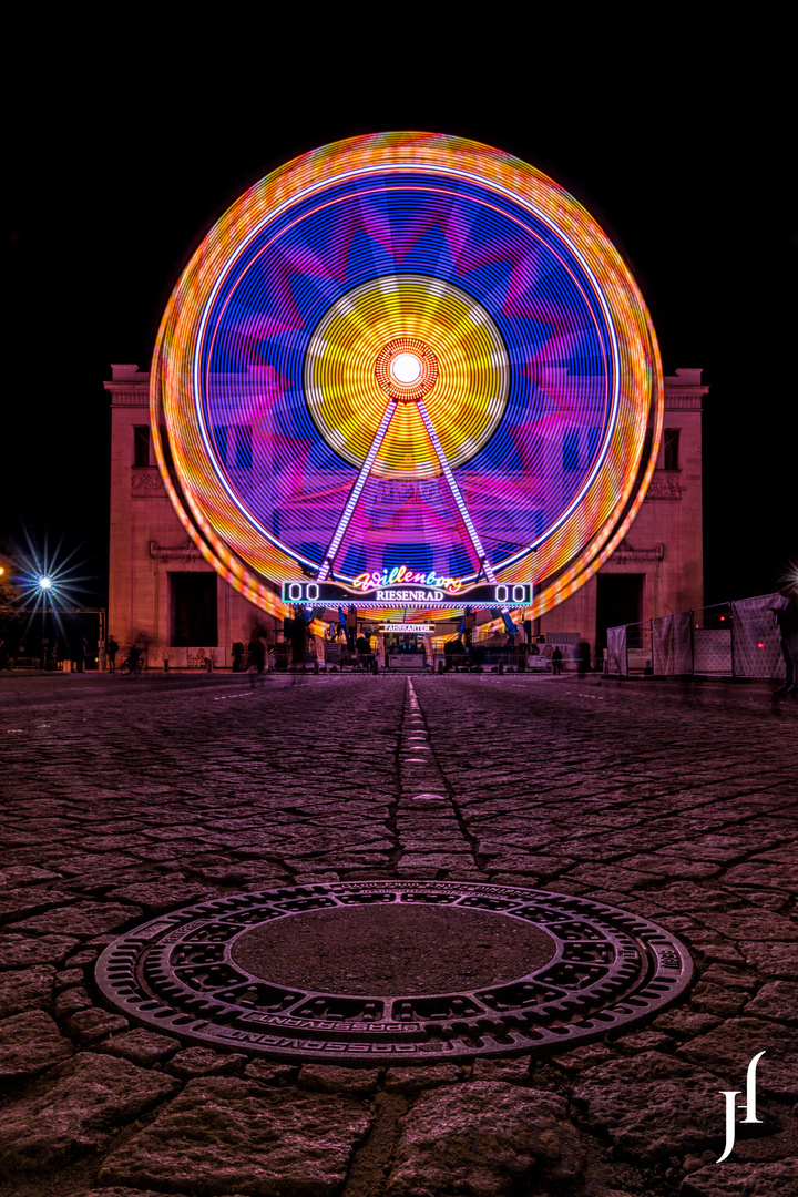 Riesenrad am Königsplatz München