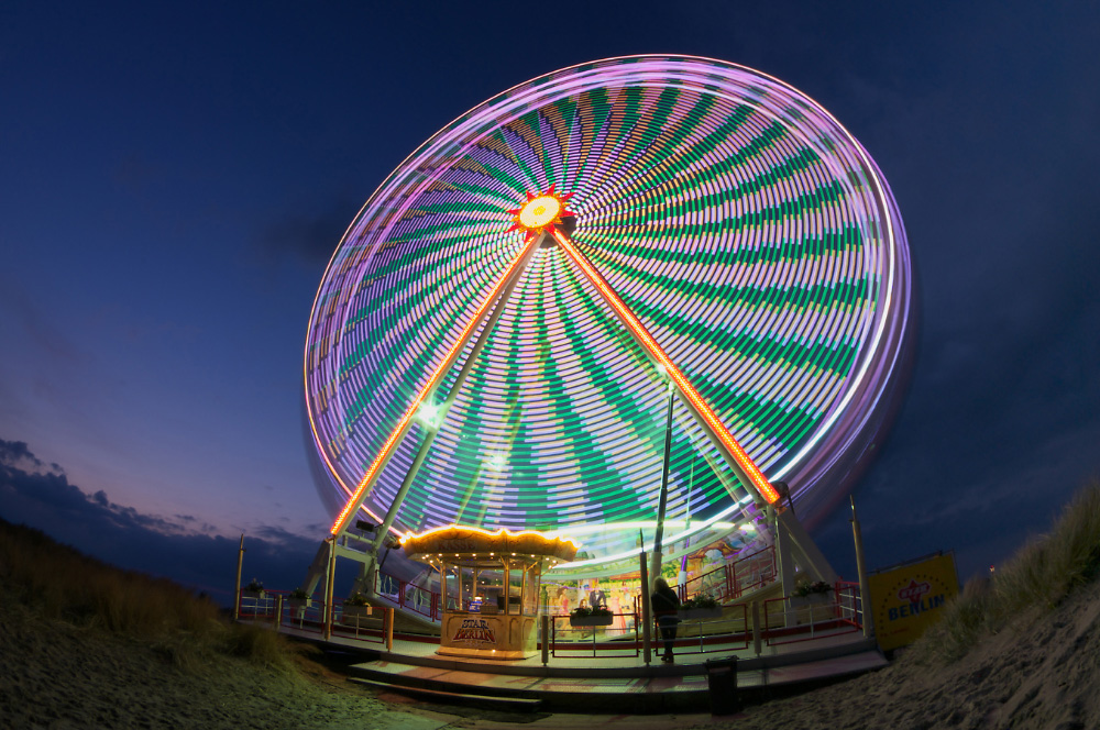 Riesenrad am Strand