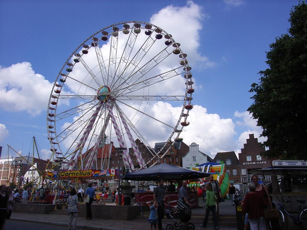 Riesenrad auf dem Wochenmarkt