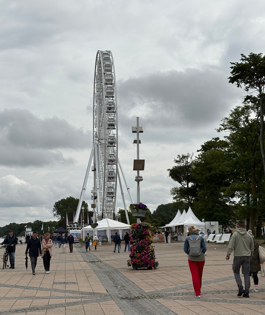 Riesenrad auf der Strandpromende