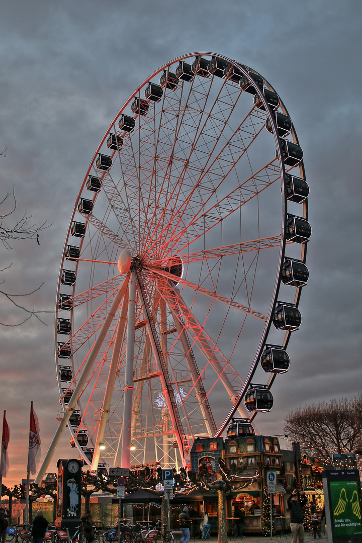 Riesenrad auf Weihnachtsmarkt