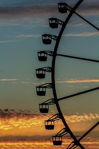 Riesenrad bei Sonnenaufgang in der Hafen City