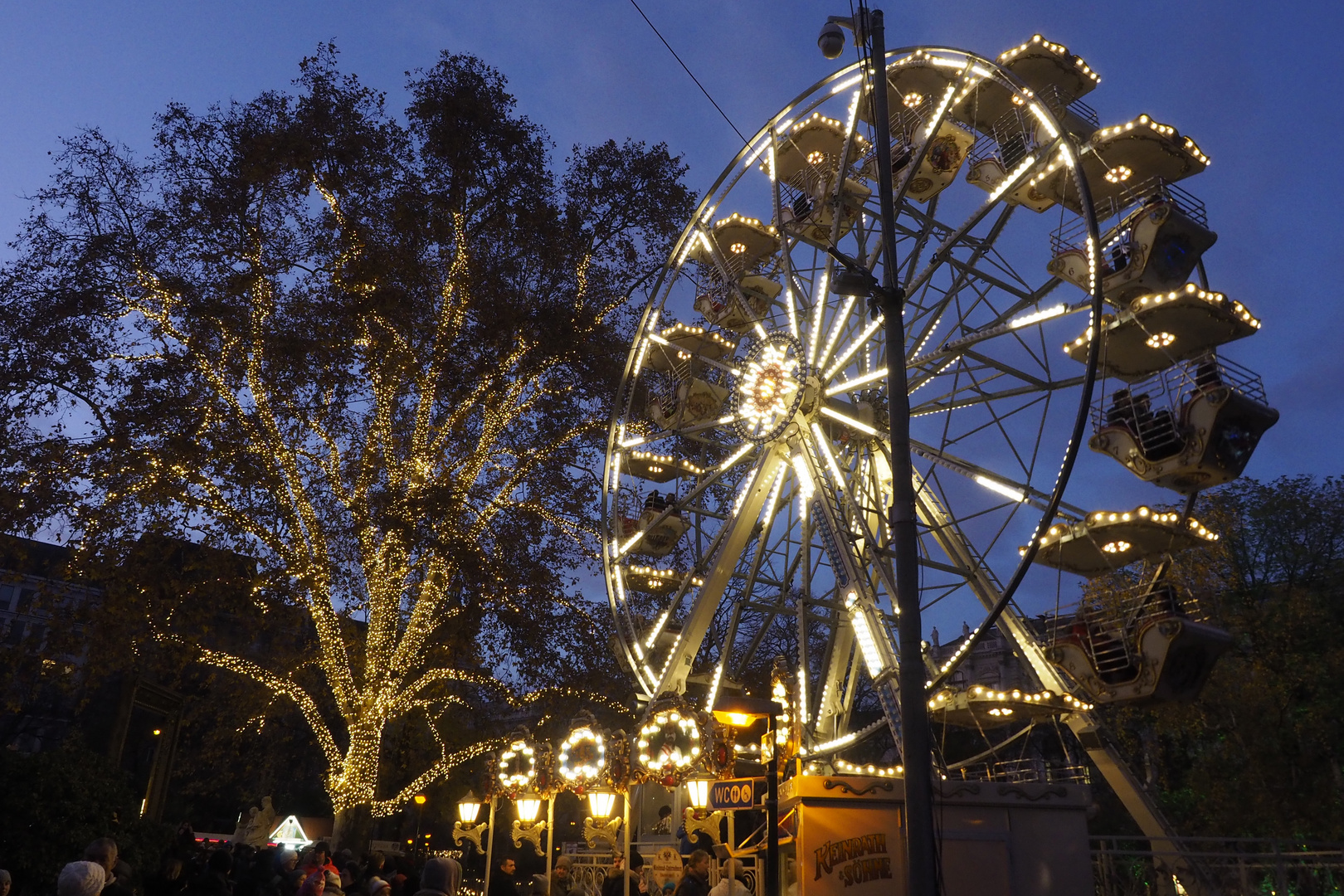 Riesenrad beim Christkindlmarkt beim Rathaus 1