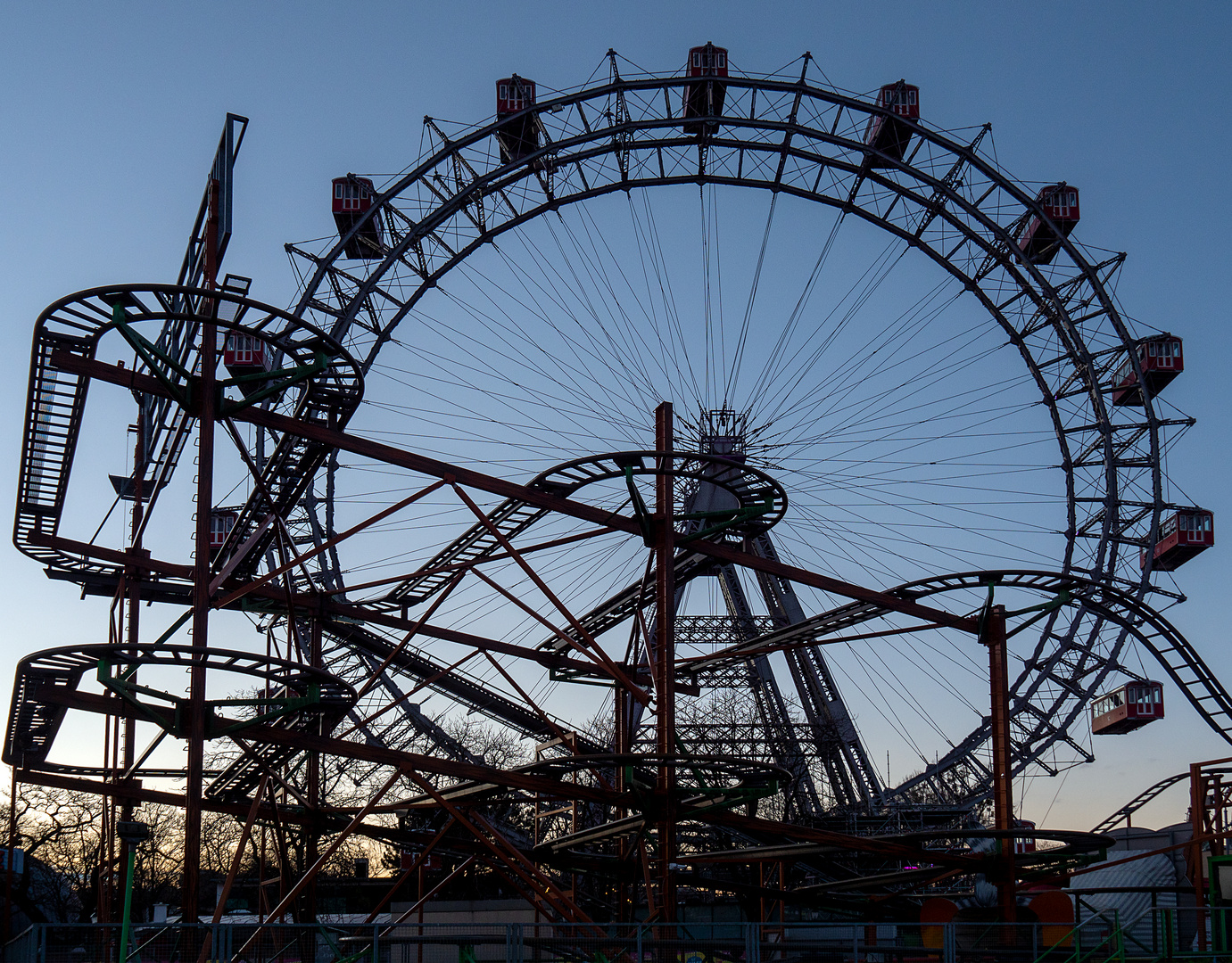 riesenrad hochschaubahn verschlingung