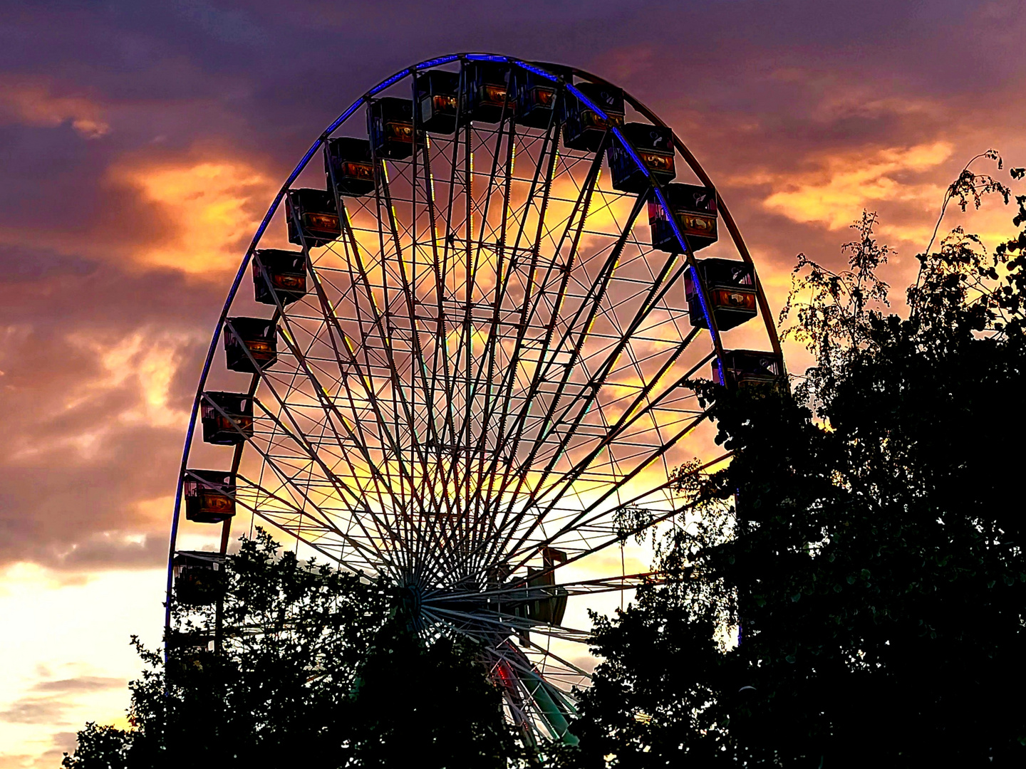 Riesenrad im Abendrot