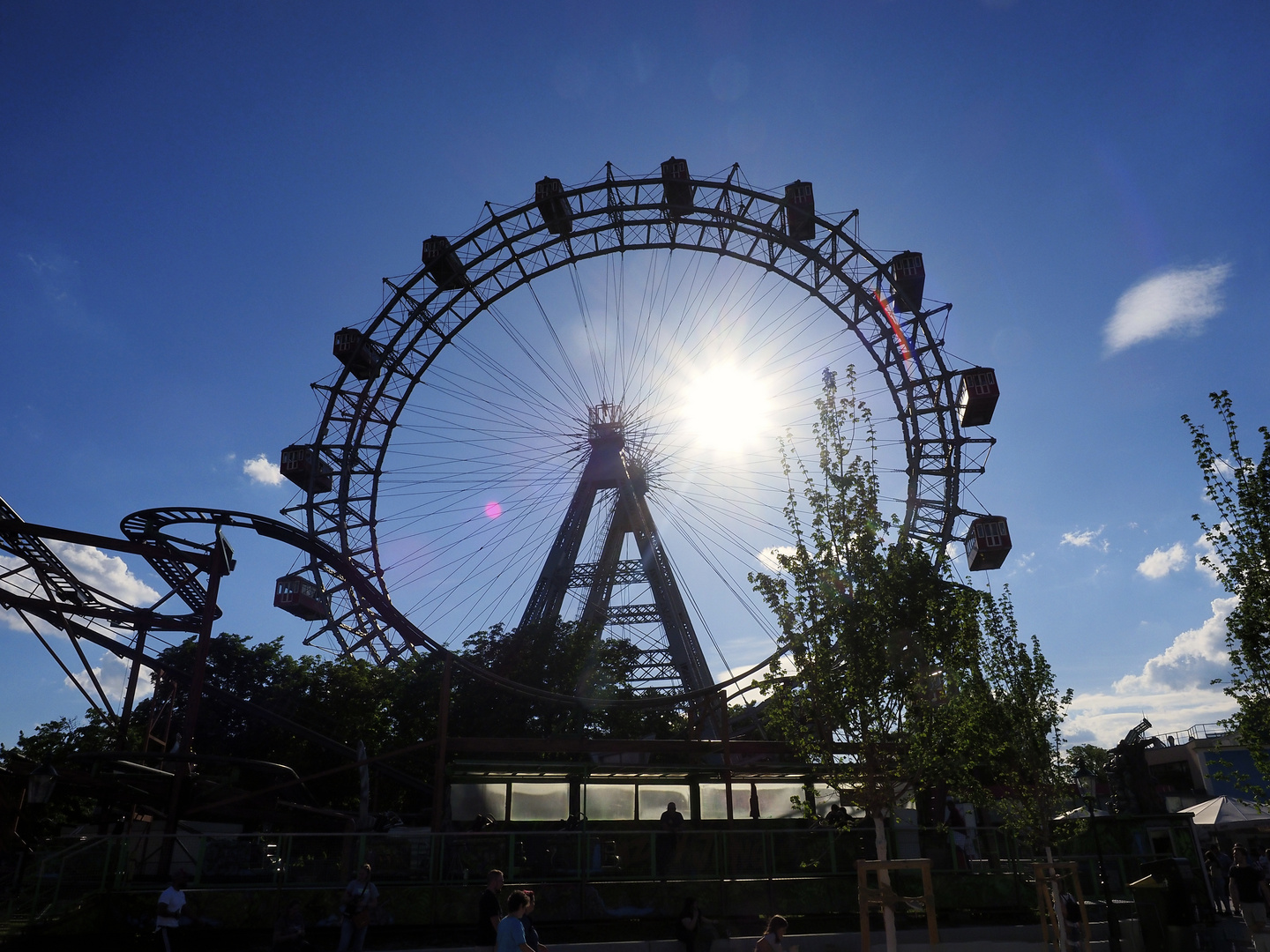 Riesenrad im Gegenlicht