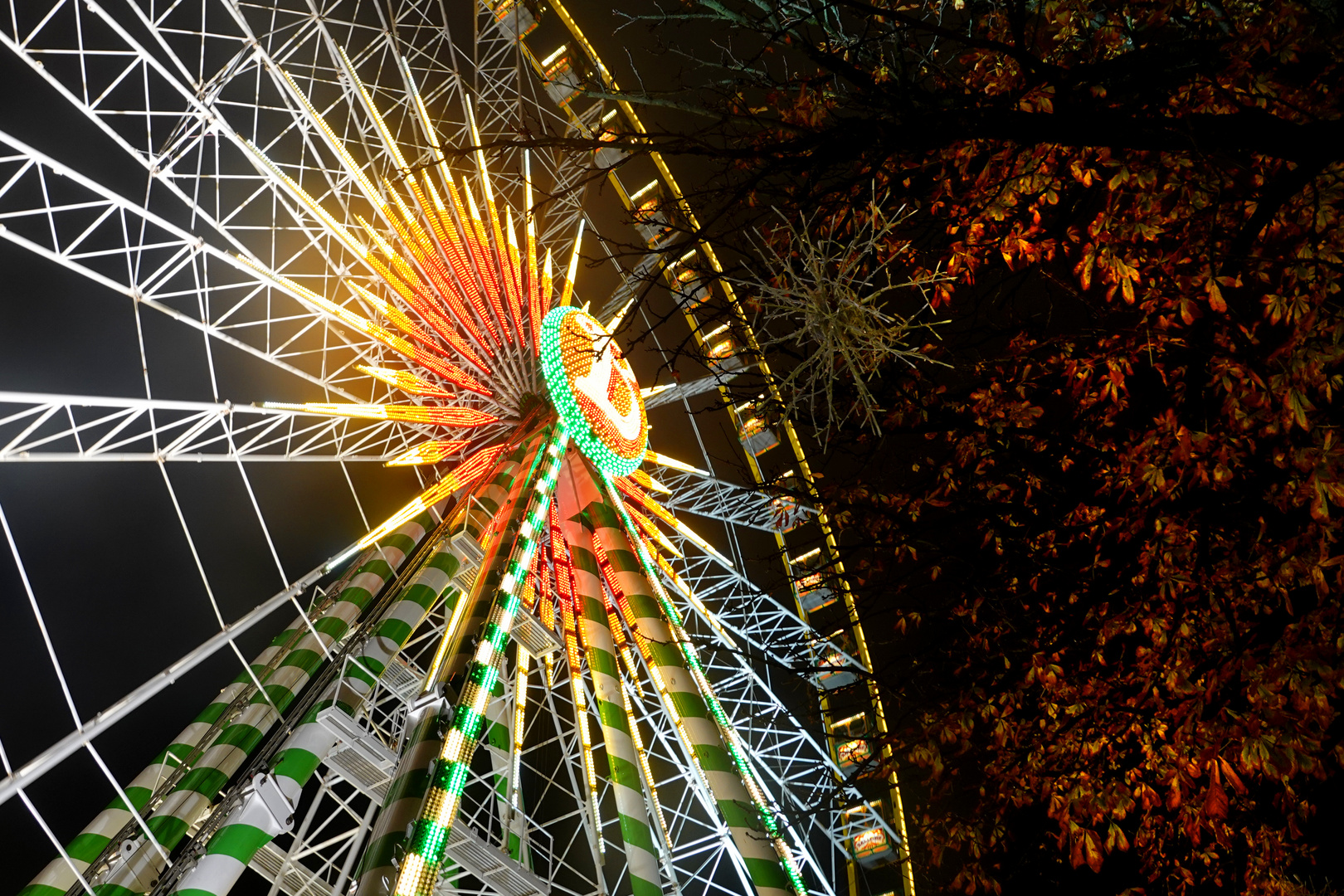 Riesenrad im Herbstlaub...