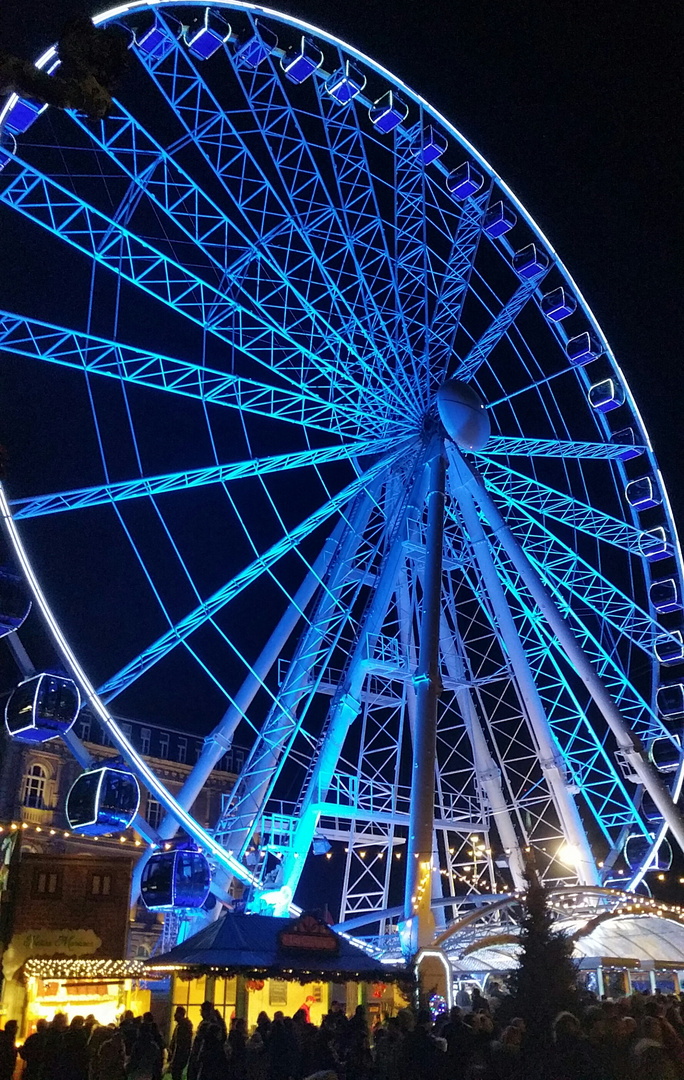 Riesenrad im Neonlicht