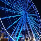 Riesenrad im Neonlicht