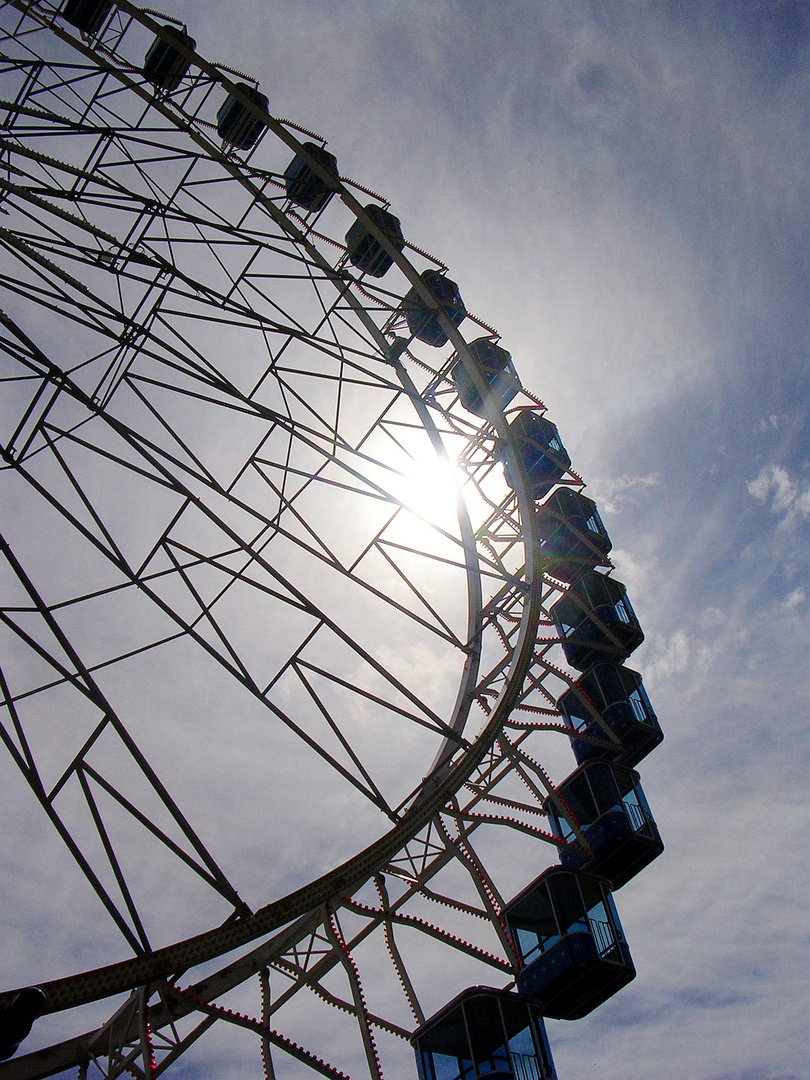 Riesenrad im Schatten der Sonne