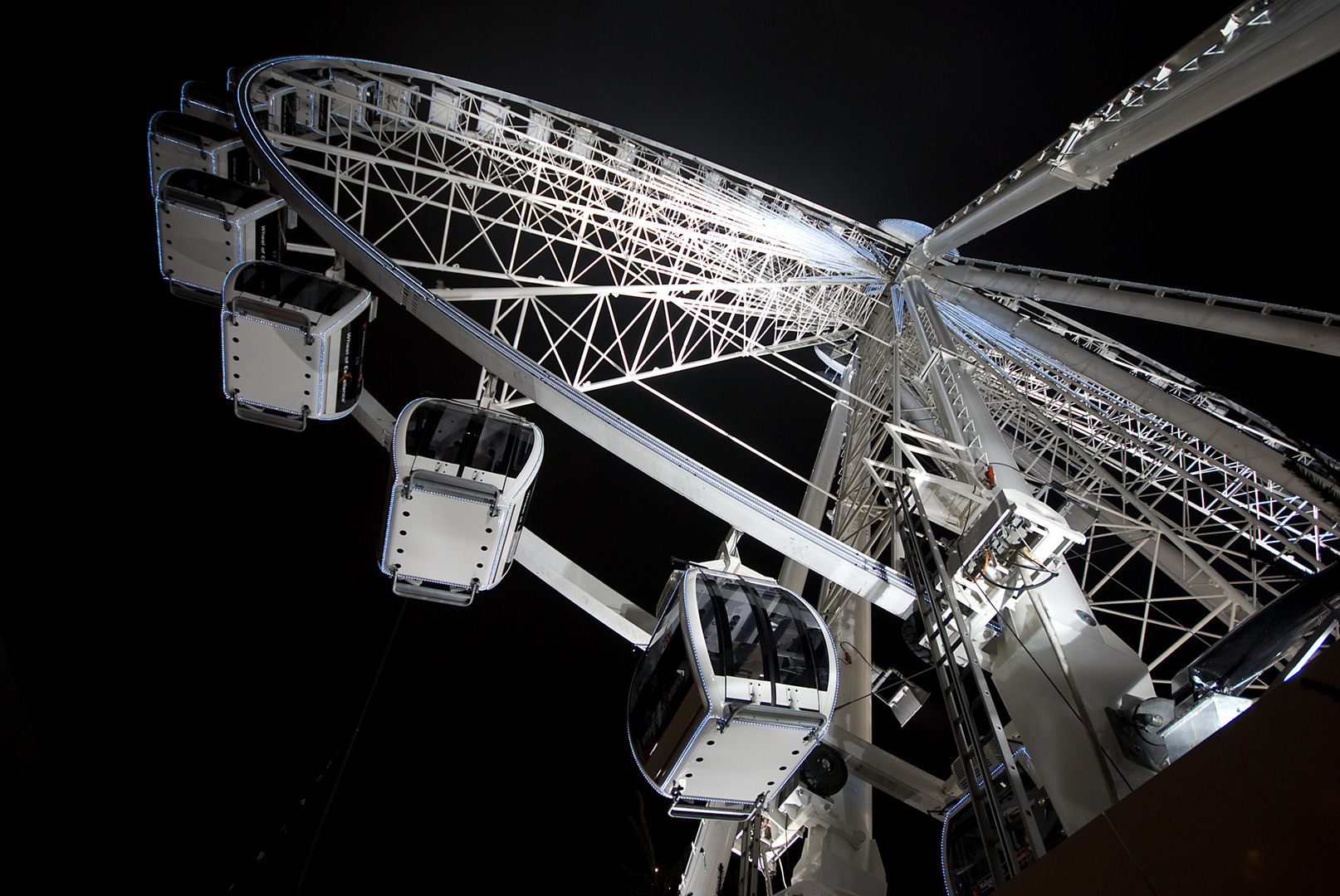 Riesenrad im Scheinwerferlicht