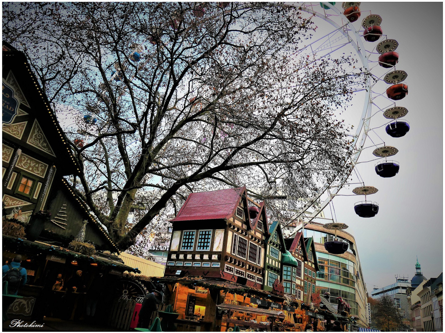 Riesenrad im Weihnachtsmarkt