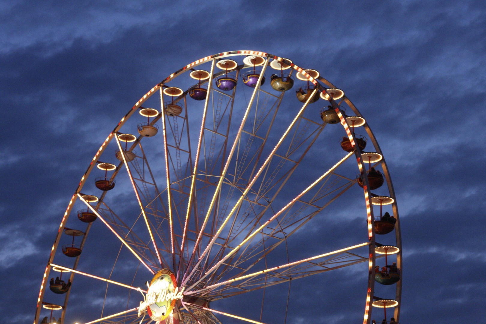 Riesenrad in der Dämmerung