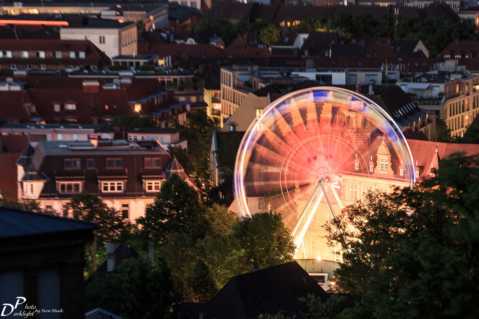 Riesenrad in der Dämmerung