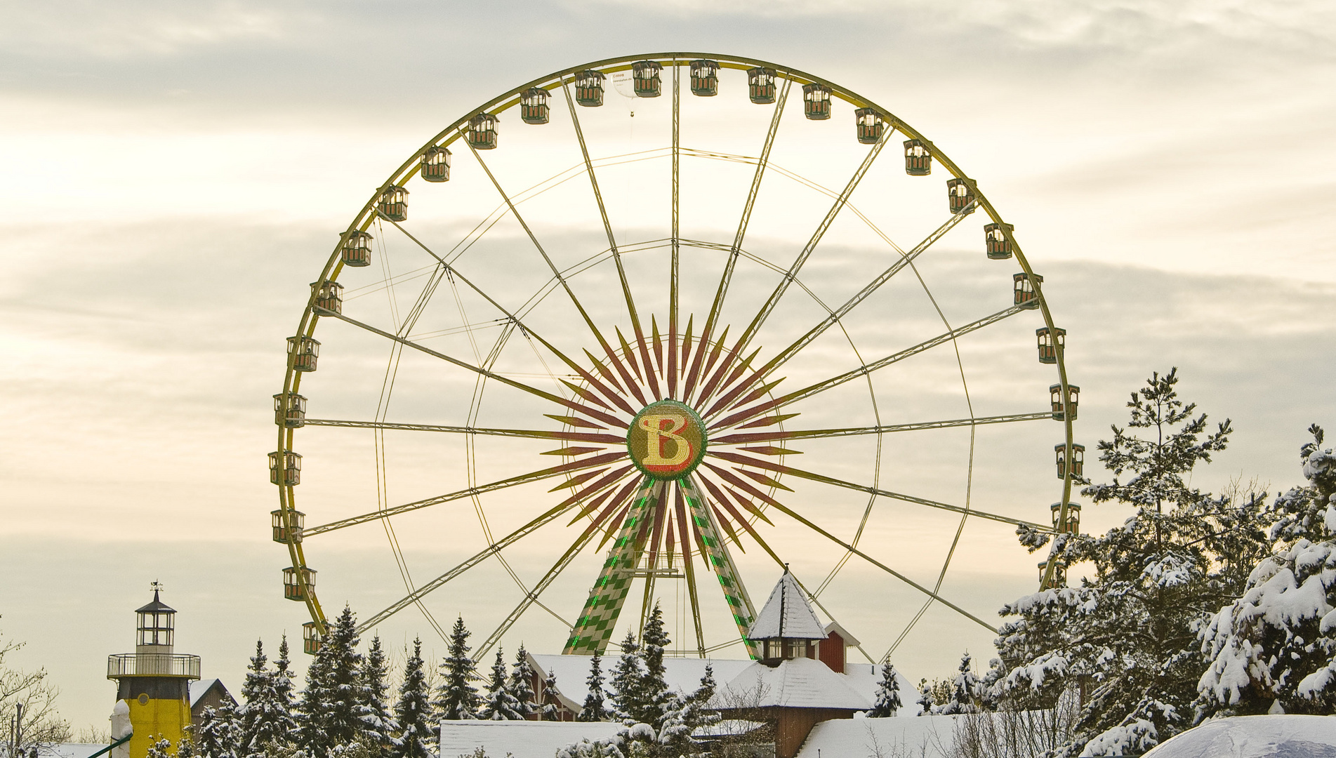 Riesenrad in Schneelandschaft